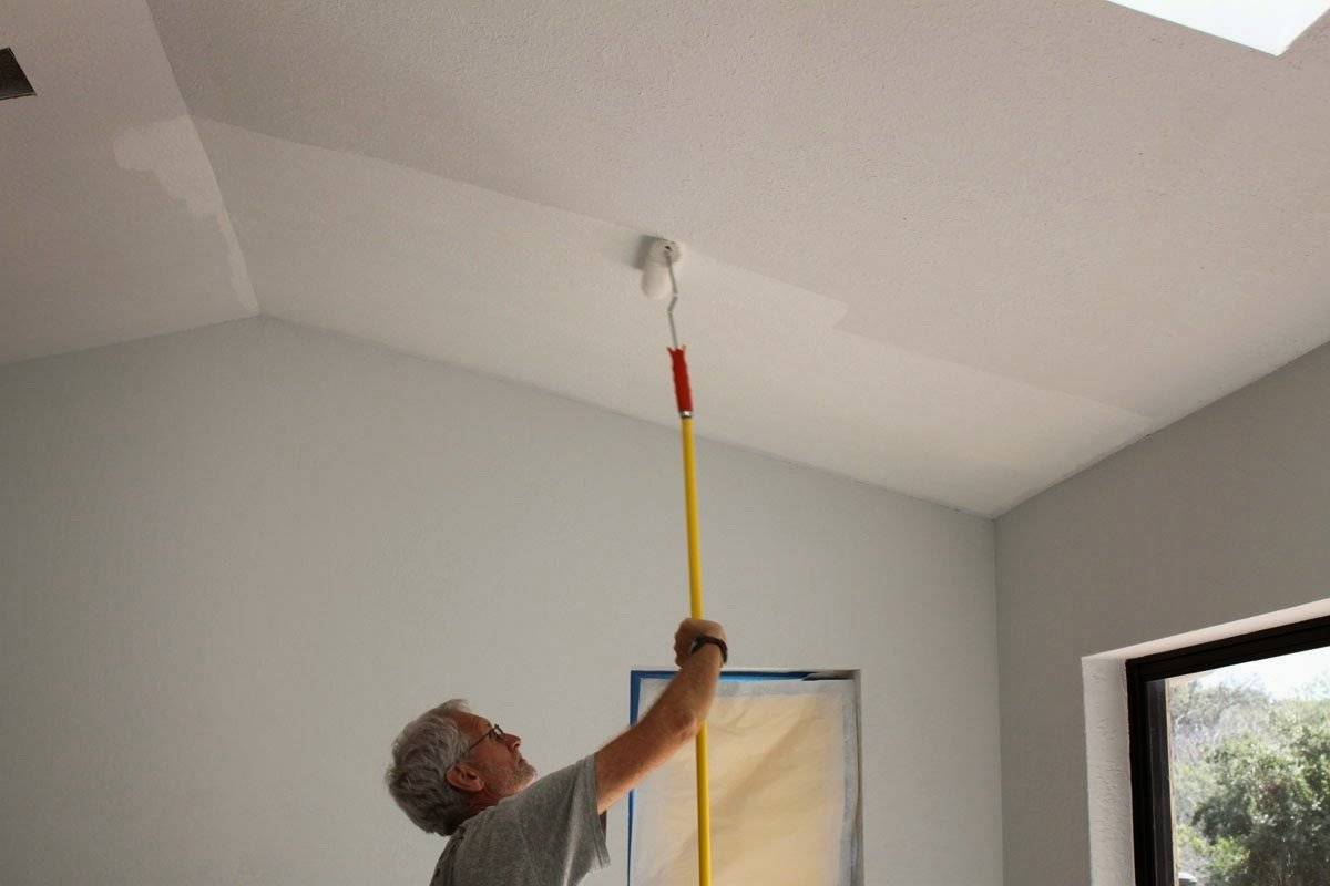 Как исправить неровности на потолке после покраски: основные ошибки маляров