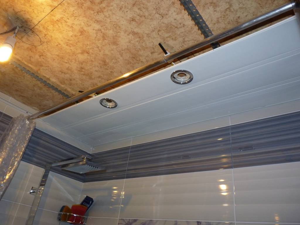 Как монтировать, крепить реечный потолок в ванной. технология монтажа