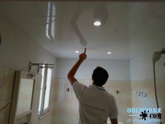 Уход за глянцевыми и матовыми натяжными потолками: как чистить и мыть