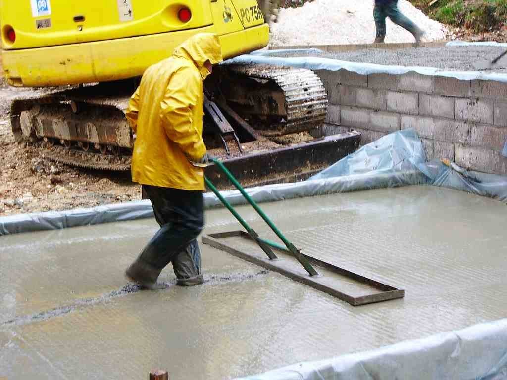 Можно ли заливать фундамент в дождь и как предотвратить его разрушение