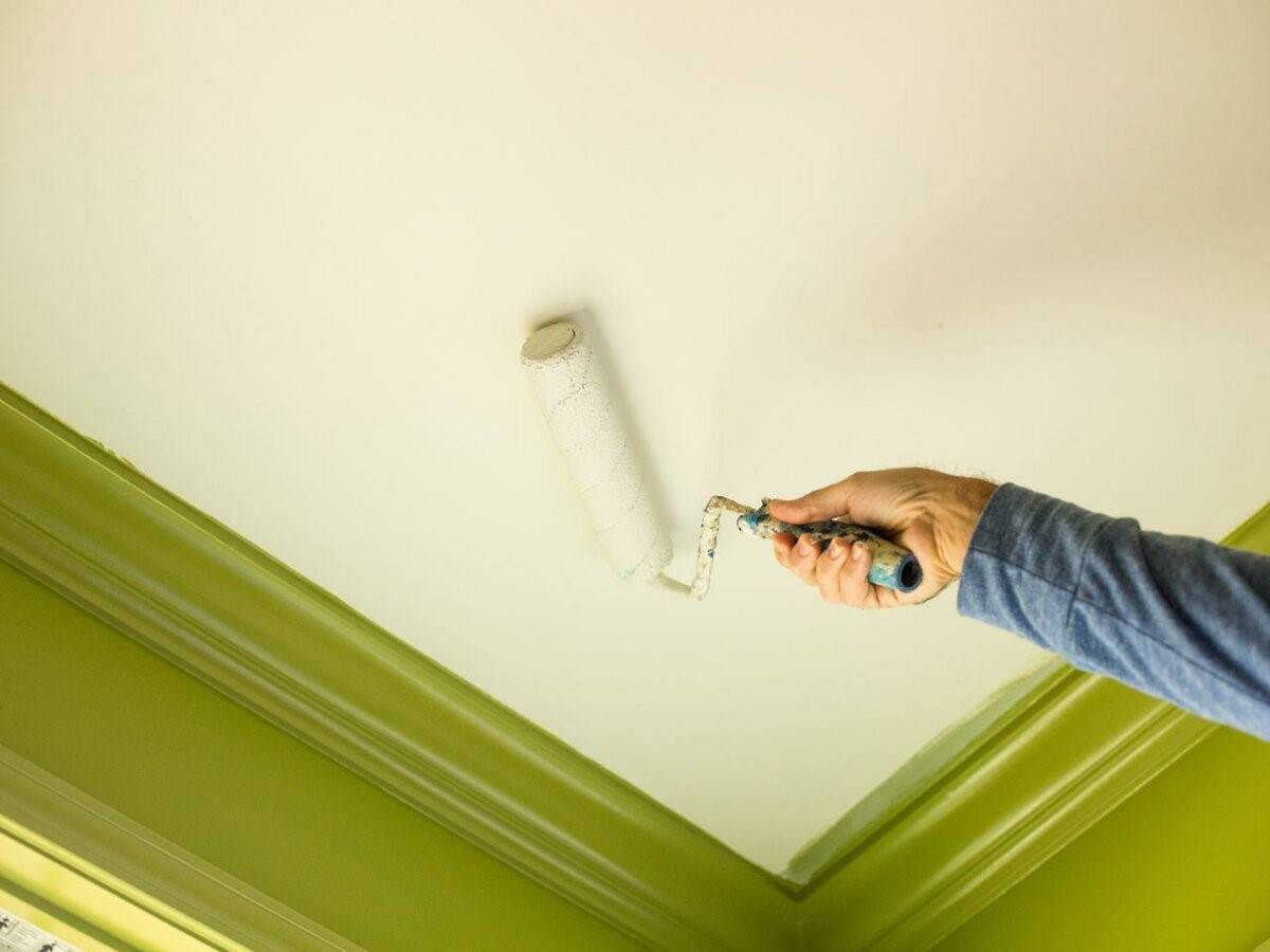 Как и чем покрасить потолок в ванной комнате своими руками — видео и фото