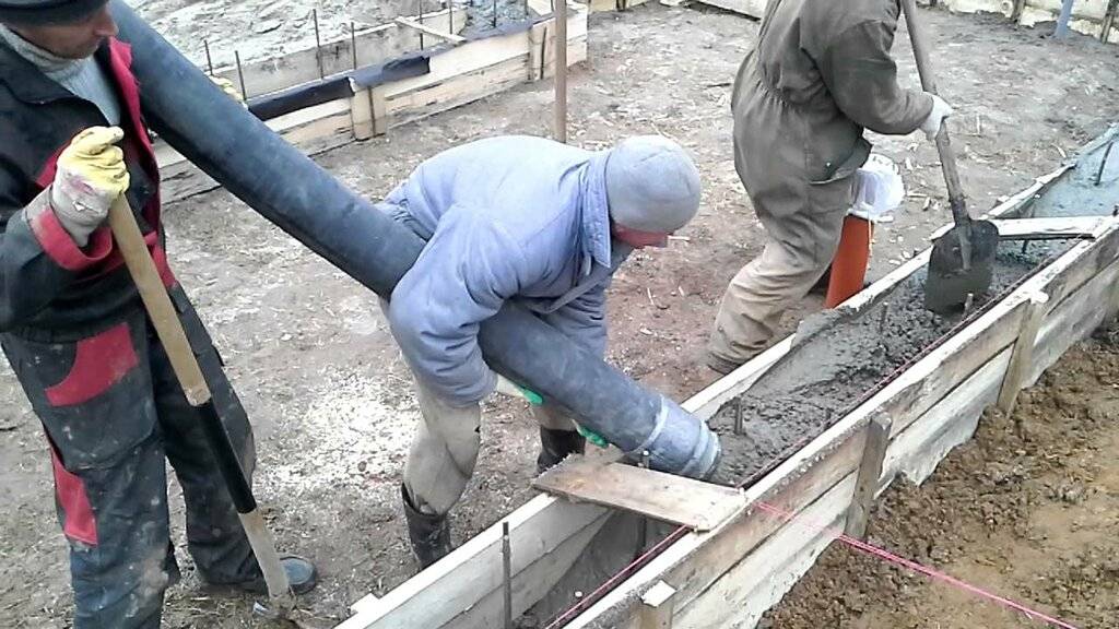Заливка бетона в опалубку: подготовка, способы и уплотнение