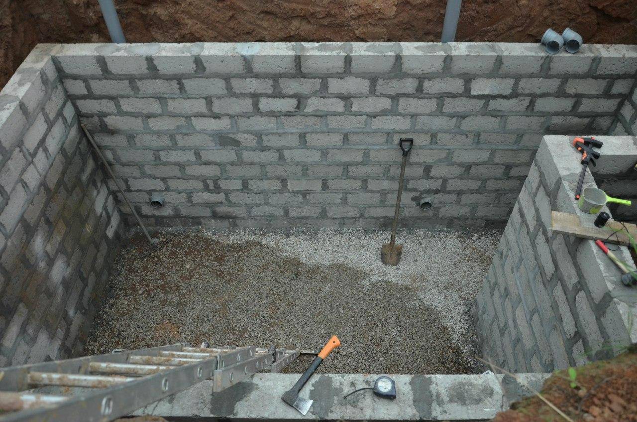 Строительство дома из бетонных блоков: пошаговая инструкция по кладке своими руками, особенности монтажа крыльца, а также, какие сложности могут возникнуть