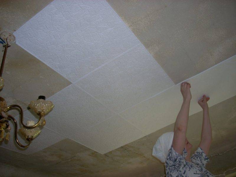 Можно ли клеить потолочную плитку на побелку – особенности поклейки
