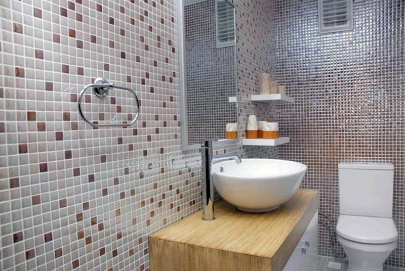 Потолочная плитка в ванной комнате на стенах